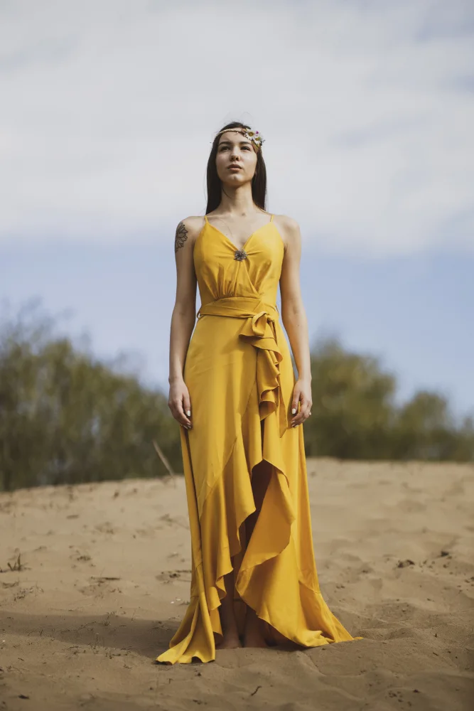 akyurt, engin: mujer en vestido amarillo