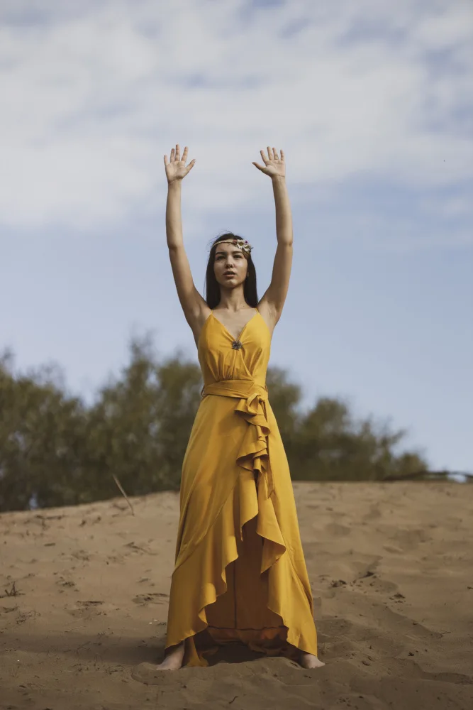 akyurt, engin: mujer en vestido amarillo
