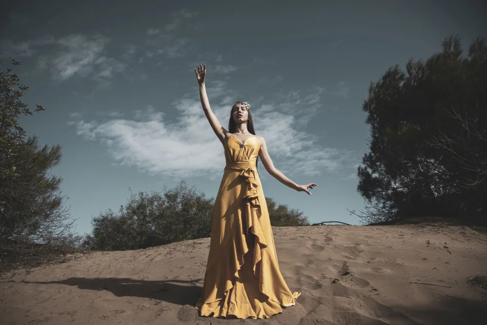 akyurt, engin: mujer en vestido amarillo
