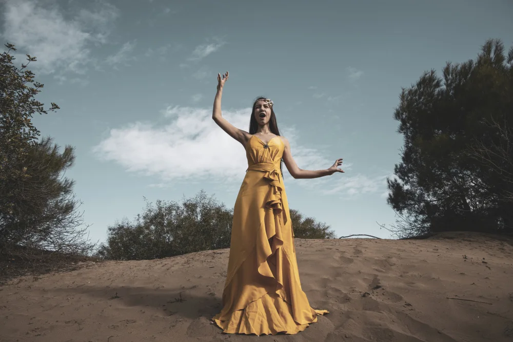 akyurt, engin: mujer en vestido amarillo