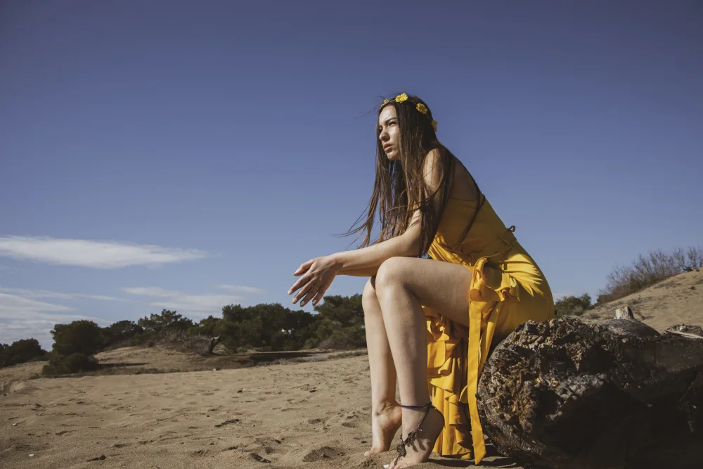 akyurt, engin: mujer en vestido amarillo