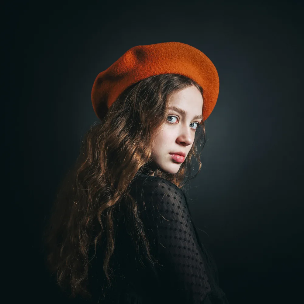Refat: Oranžový baret.