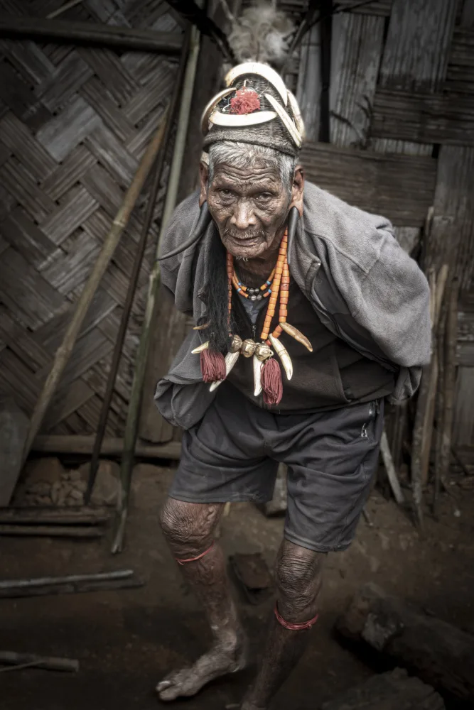 Molina, Elena: Anciano Konyak en Nagaland,India