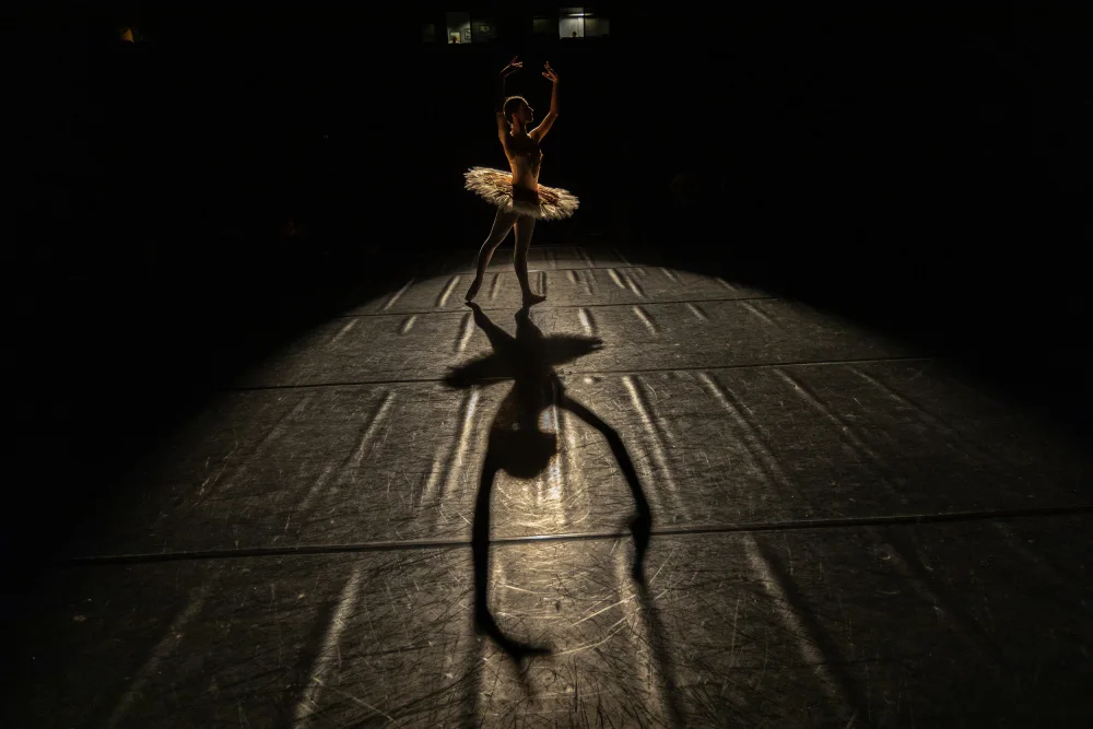Topalismailoglu, Nevra: bailarina