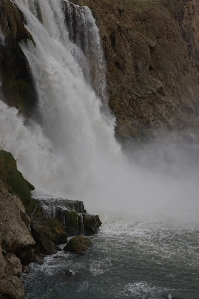 akyurt, engin: schöner Wasserfall in der Natur