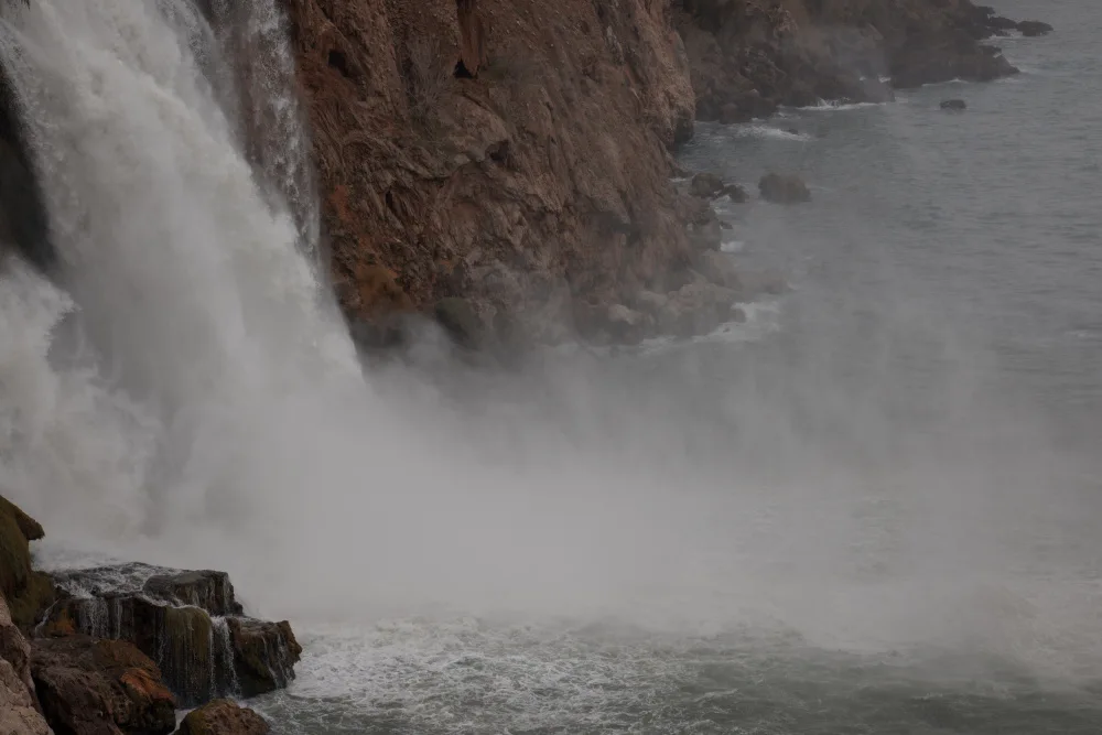 akyurt, engin: schöner Wasserfall in der Natur