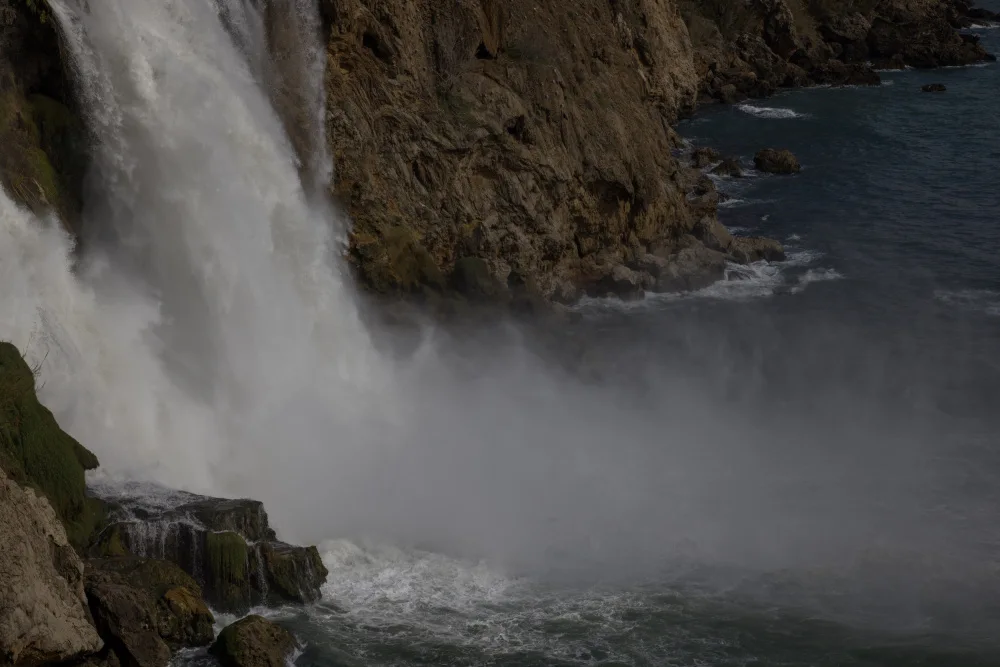 akyurt, engin: schöner Wasserfall in der Natur