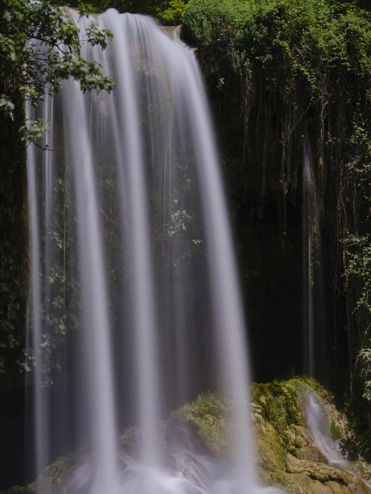 akyurt, engin: schöner Wasserfall im Berg
