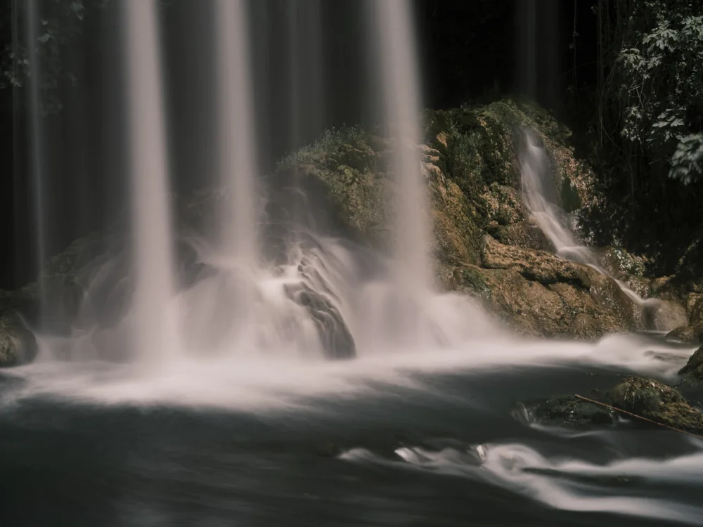 akyurt, engin: belle cascade dans la montagne