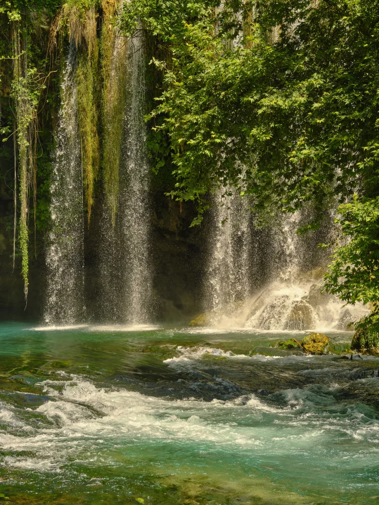 akyurt, engin: schöner Wasserfall im Wald