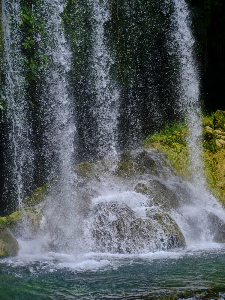 akyurt, engin: belle cascade dans la forêt