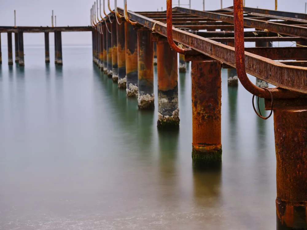 akyurt, engin: Alter Pier am Strand und Meereswellen mit Langzeitbelichtung