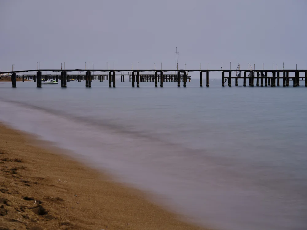 akyurt, engin: Alter Pier am Strand und Meereswellen mit Langzeitbelichtung