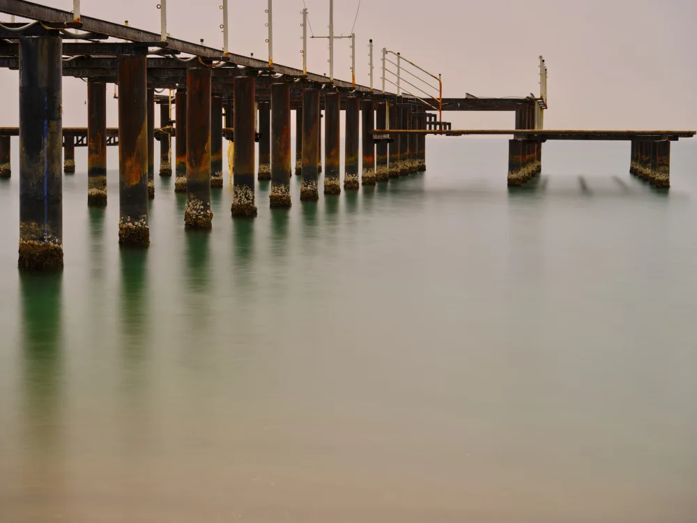 akyurt, engin: vieille jetée sur la plage et vagues de mer longue exposition