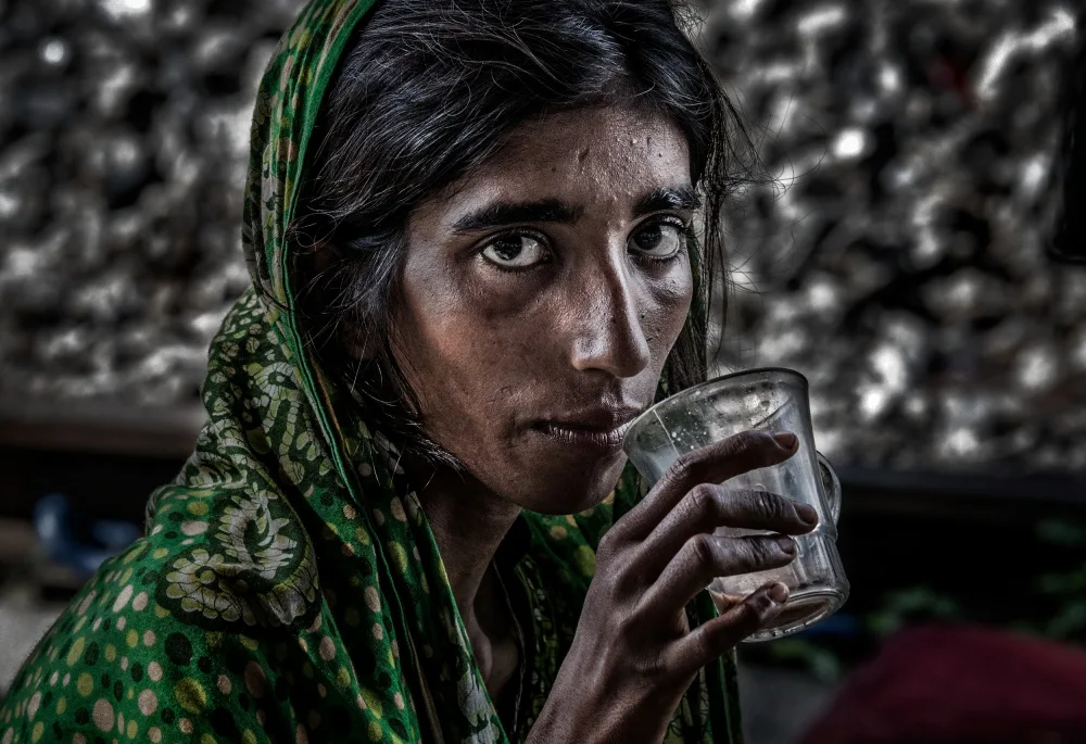 Garmendia, Inazio Joxe: Donna del Bangladesh che mangia chai