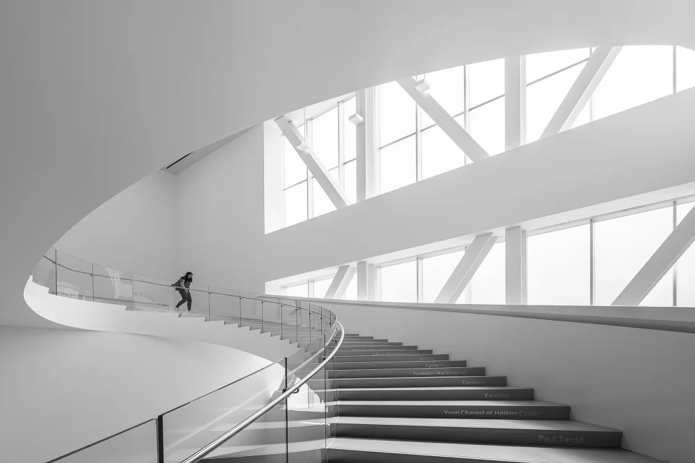 Ôtomo, Michiko: On the S-shaped stairs
