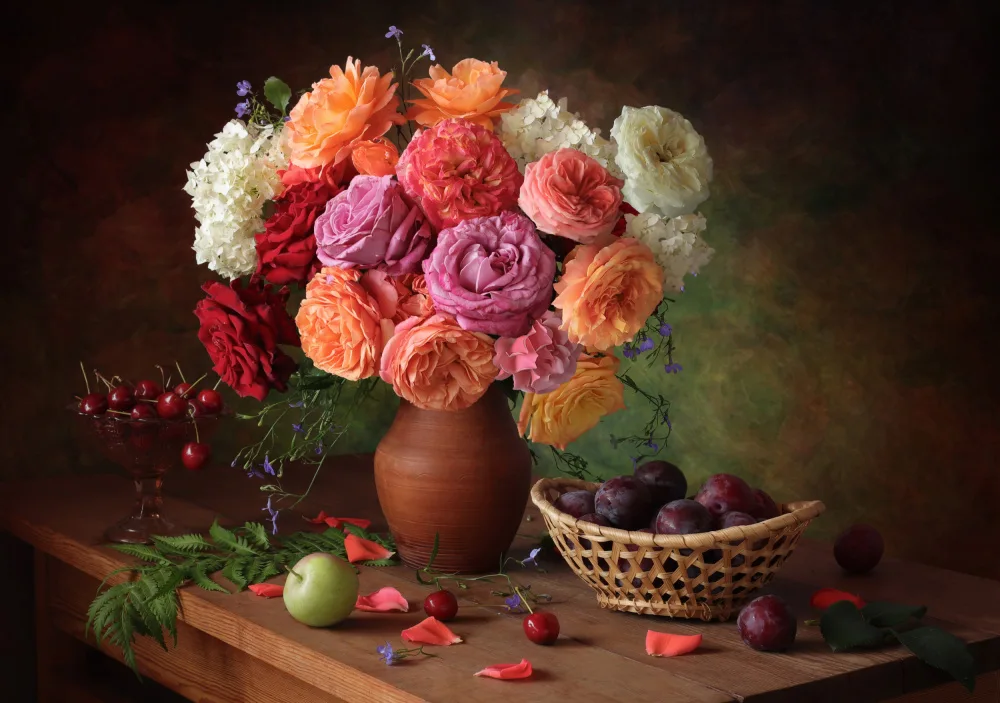 Skorokhod, Tatyana: Still life with a bouquet of roses and plums
