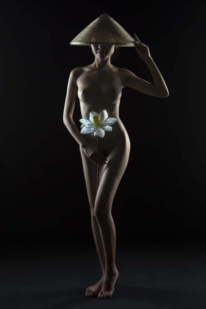Anh, Nguyen Thu: Donna con fiore di loto