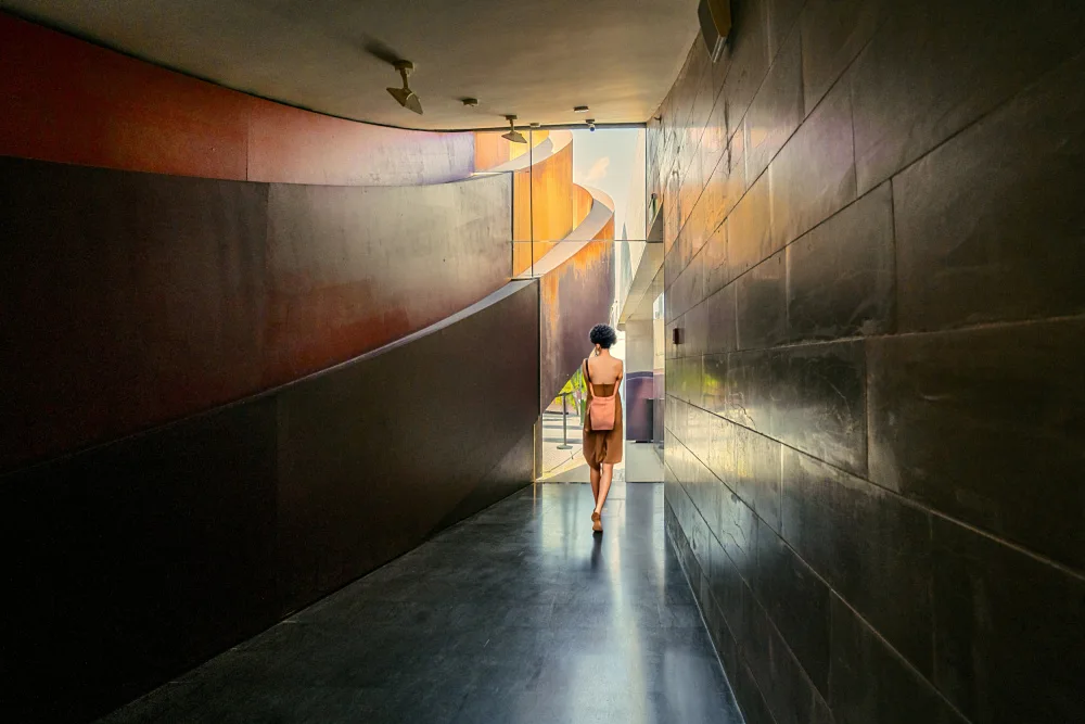 Halperin, Gabrielle: caminando en el museo