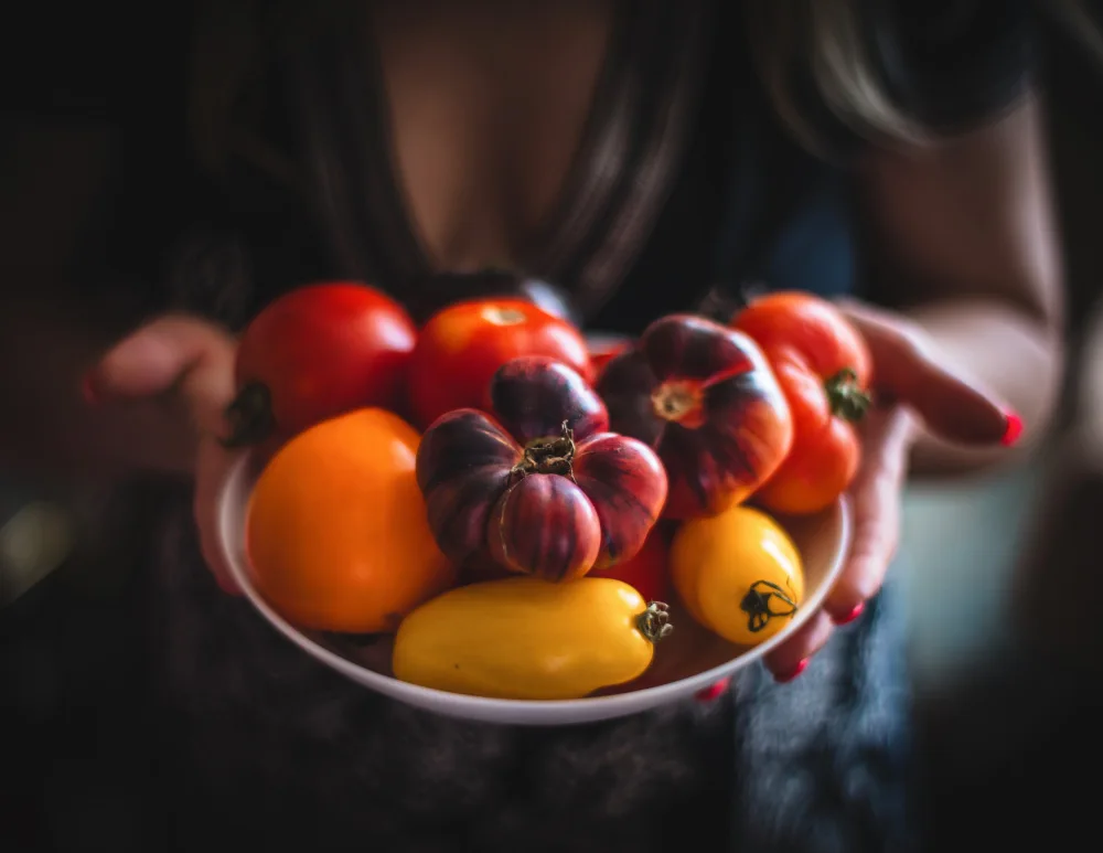 Karina, Aleksandrova: Tomates en el plato