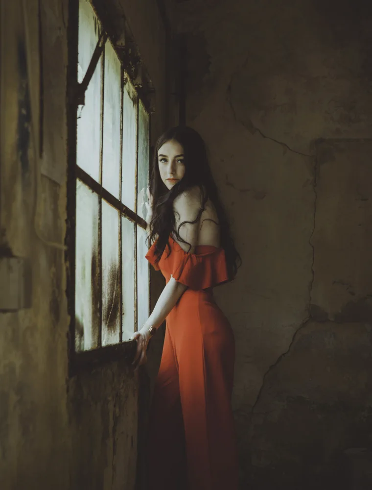 Bero, Georgios: El vestido rojo