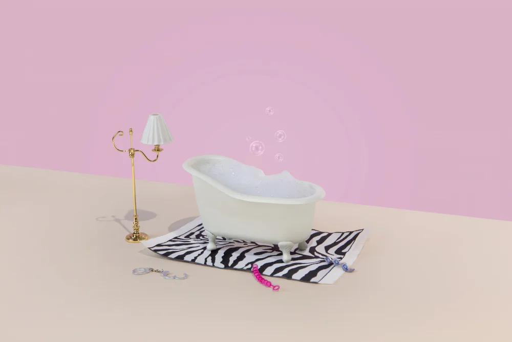 Ramiro, Julia: bañera