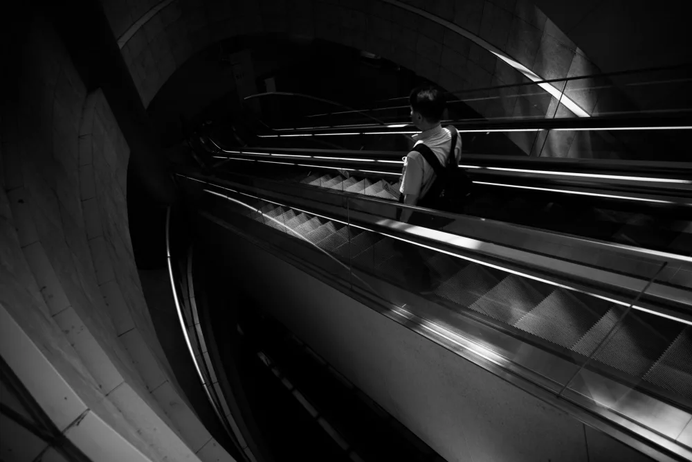 Hata, Satoshi: escalier mécanique