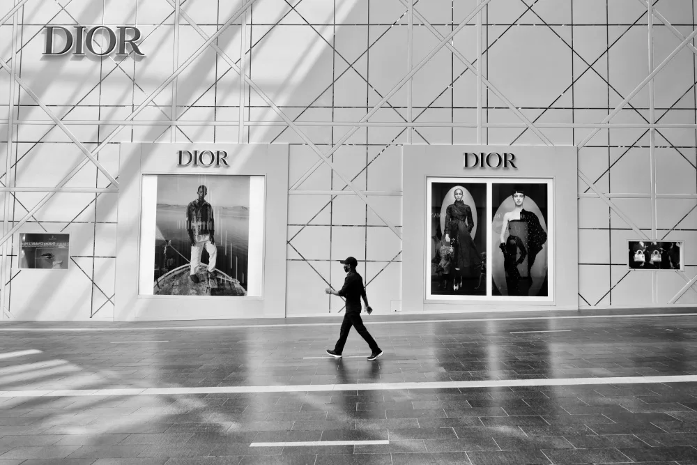 Long, Kieron: Centro comercial