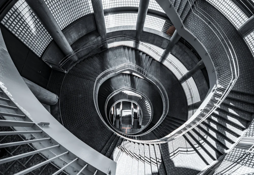 Hara, Tomoshi: bajar la escalera