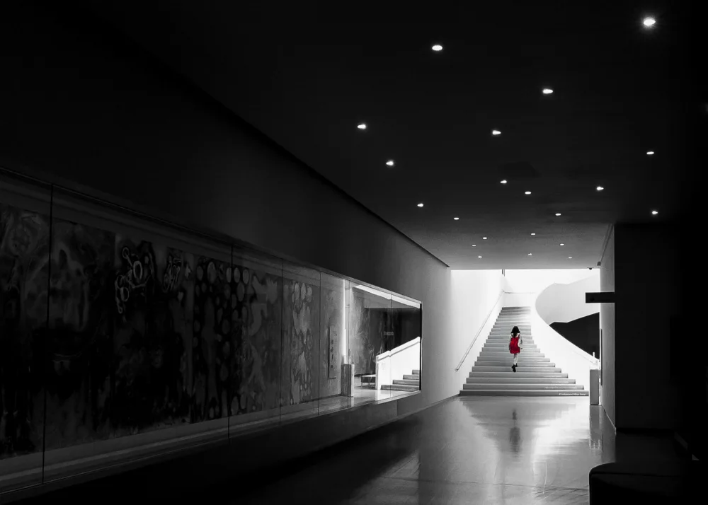Ôtomo, Michiko: Woman in red dress