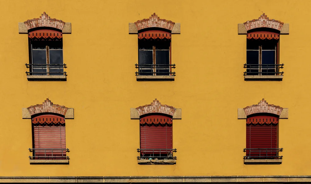 Domont, Jois: symmetrical windows on a warm background
