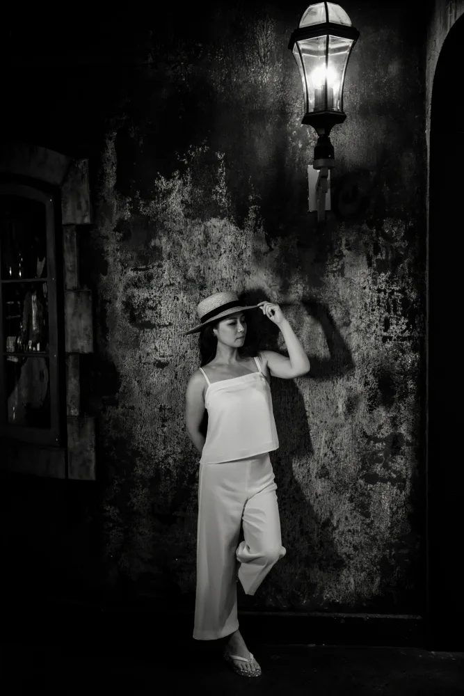 Wang, Jeff: Chica bajo la luz de la calle