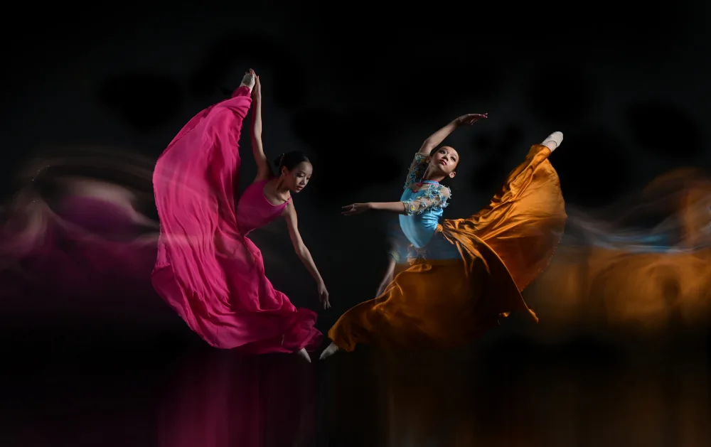 Aditya, Rawisyah: Dúo pequeñas bailarinas