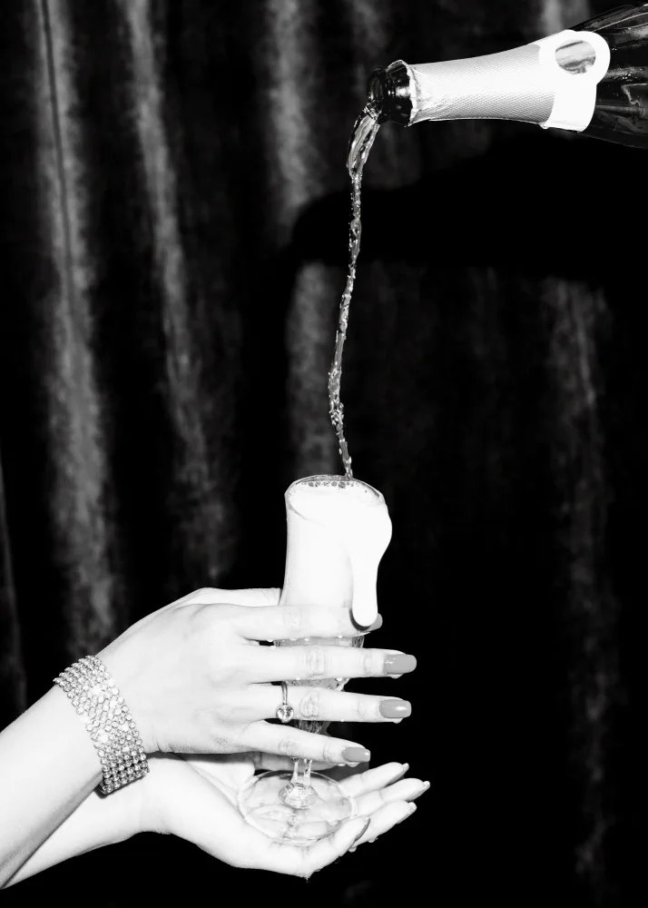 Studio, Pictufy: Champagne Hands Bw