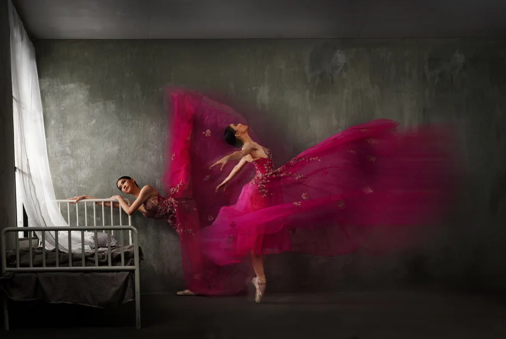 Aditya, Rawisyah: Bailarinas dúo vestido rojo