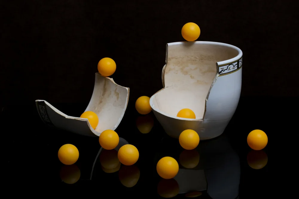 Barkow, Brig: A broken vase with orange balls