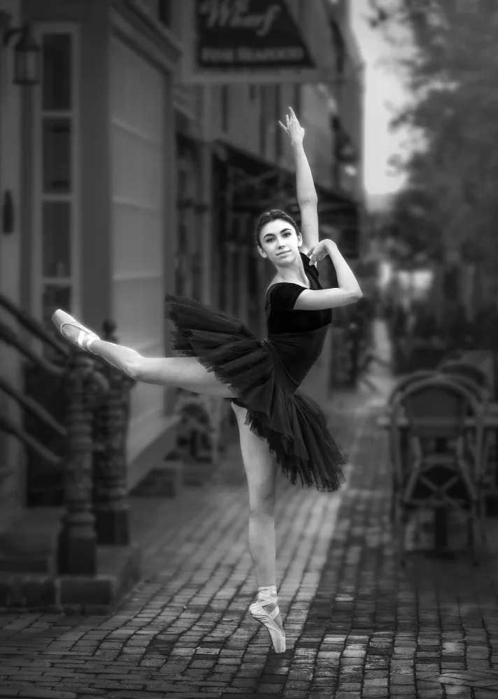 P., Ruiqing: Urban Ballet Elegance