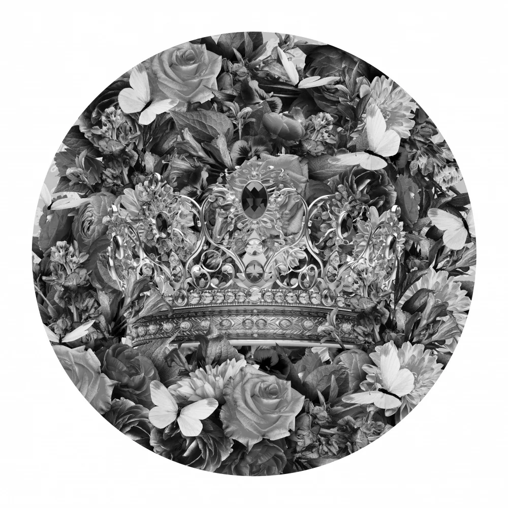 Skellern, Sue: Flores del destino y corona en blanco y negro