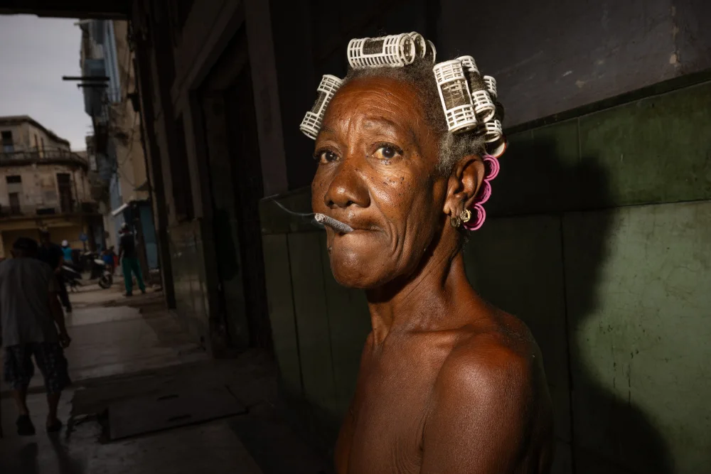 Xu, Tony: Una mujer vieja