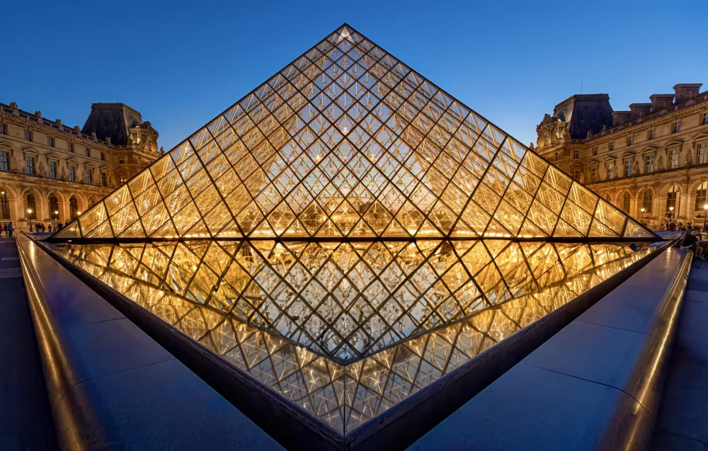 Zeng, Kenneth: Beleuchtete Pyramide