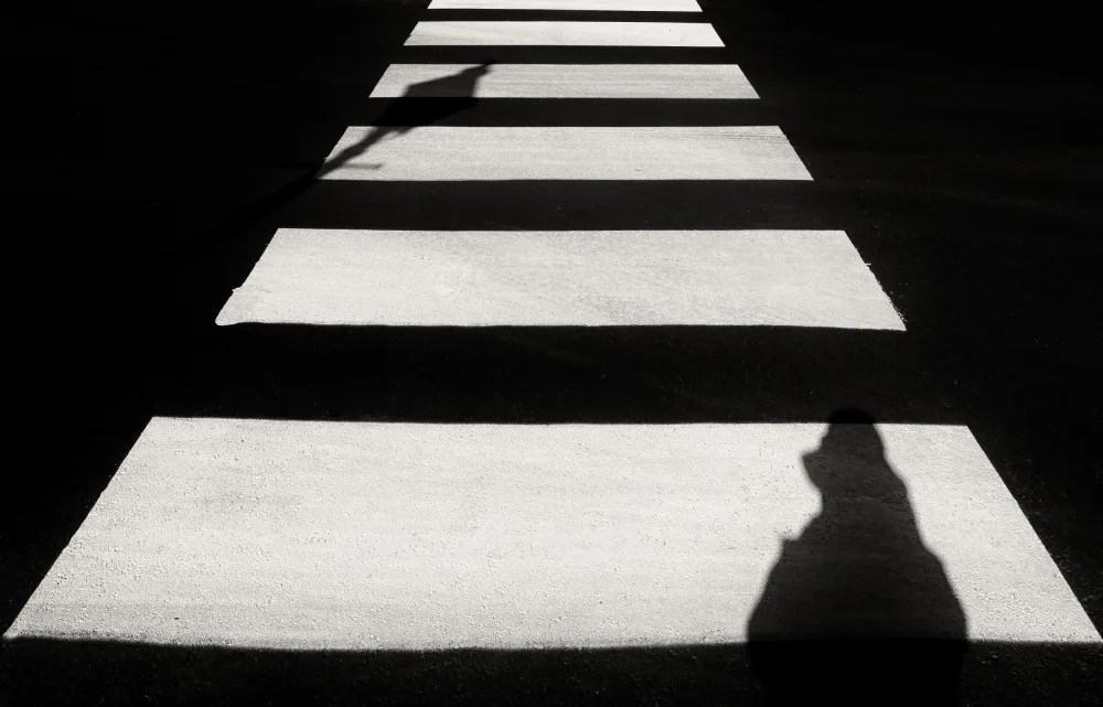 LI, MIN: Sombra en la calle