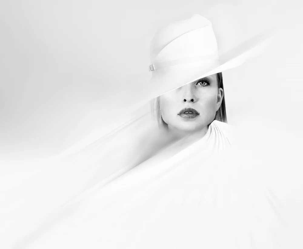 Miró, Punyet Carles: Iryna in white