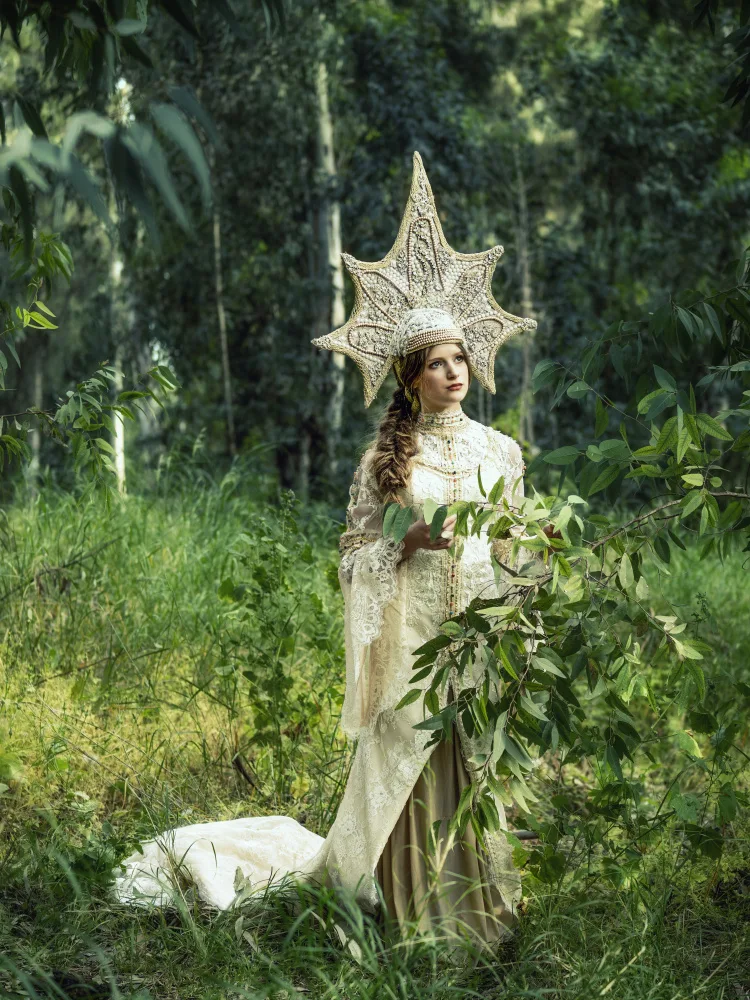 Kirzh, Svetlana: Jeune femme en forêt