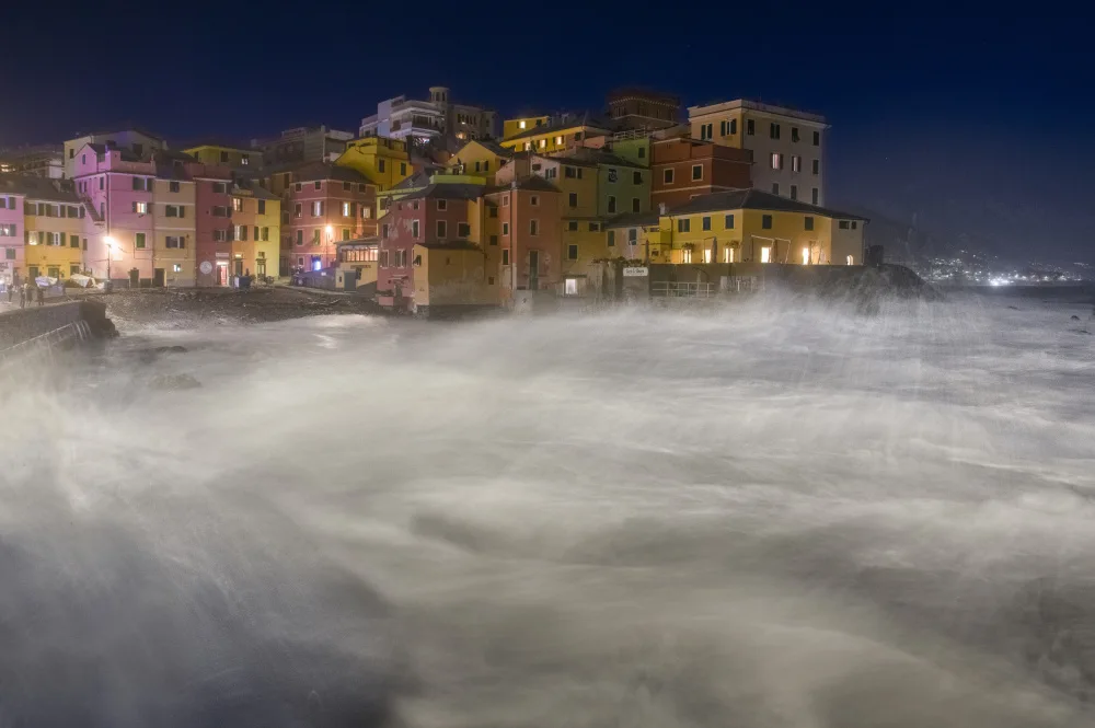 Traverso, Alessandro: The ancient village among the sea vapors.