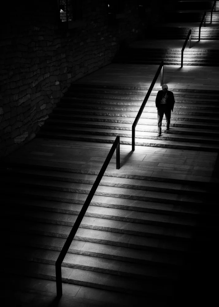 Hata, Satoshi: escalier