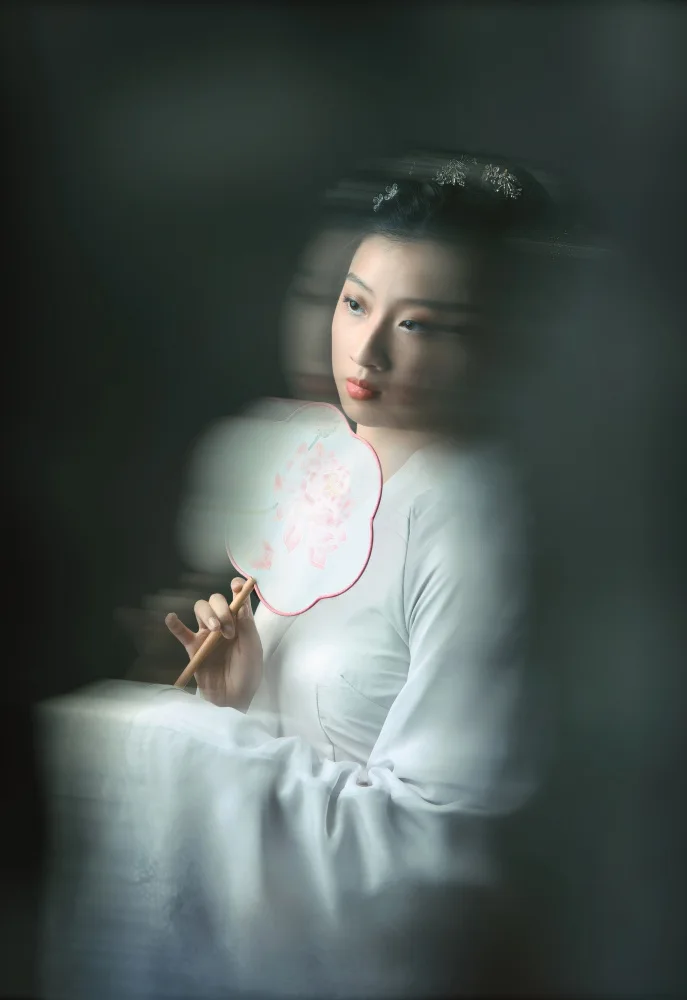 Wang, Catherine: Antigua muchacha china con un abanico redondo de seda