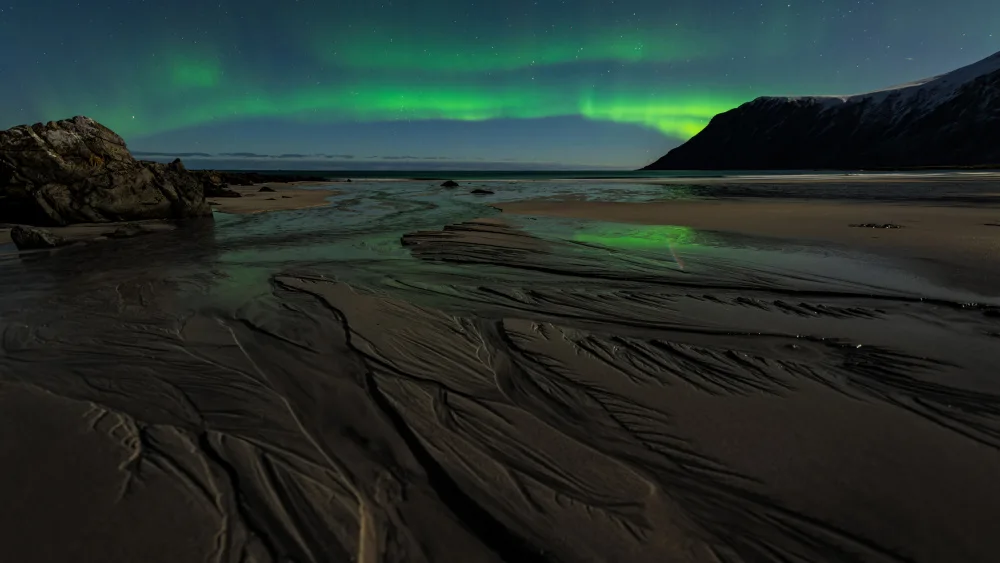 Yu, Zhen James: Luces de aurora en la playa de Flakstad