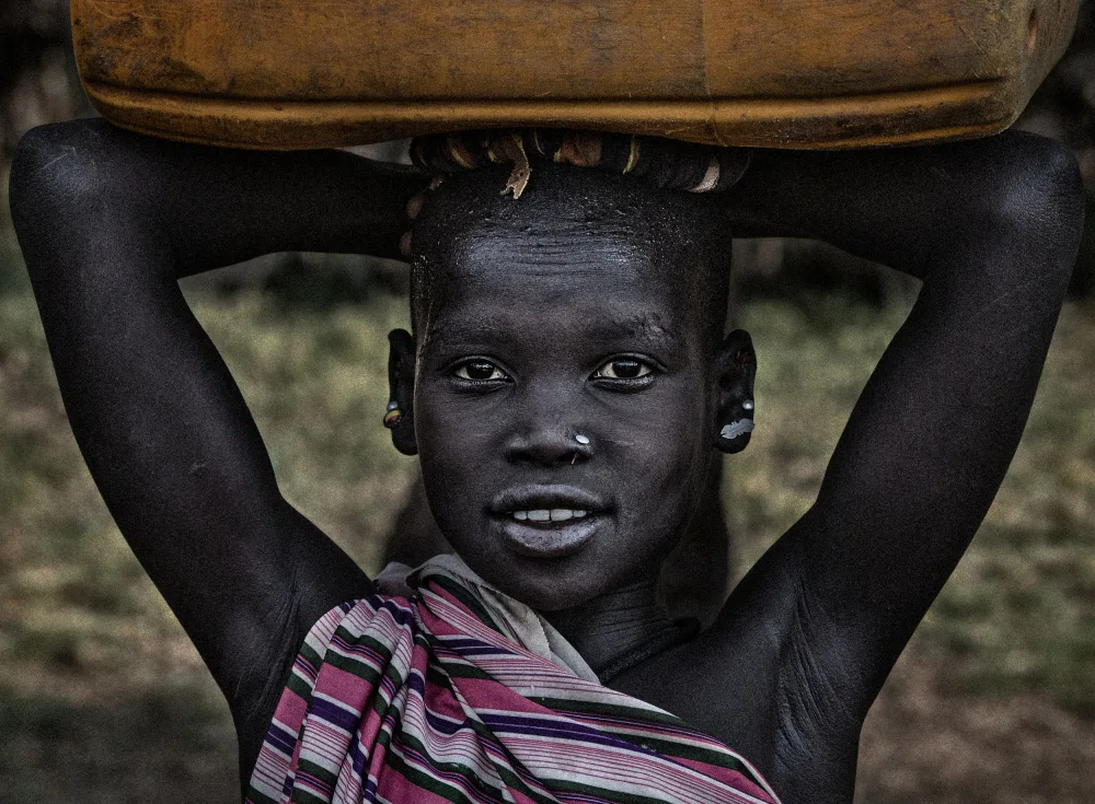 Garmendia, Inazio Joxe: Ragazza sud sudanese che trasporta un contenitore con acqua.