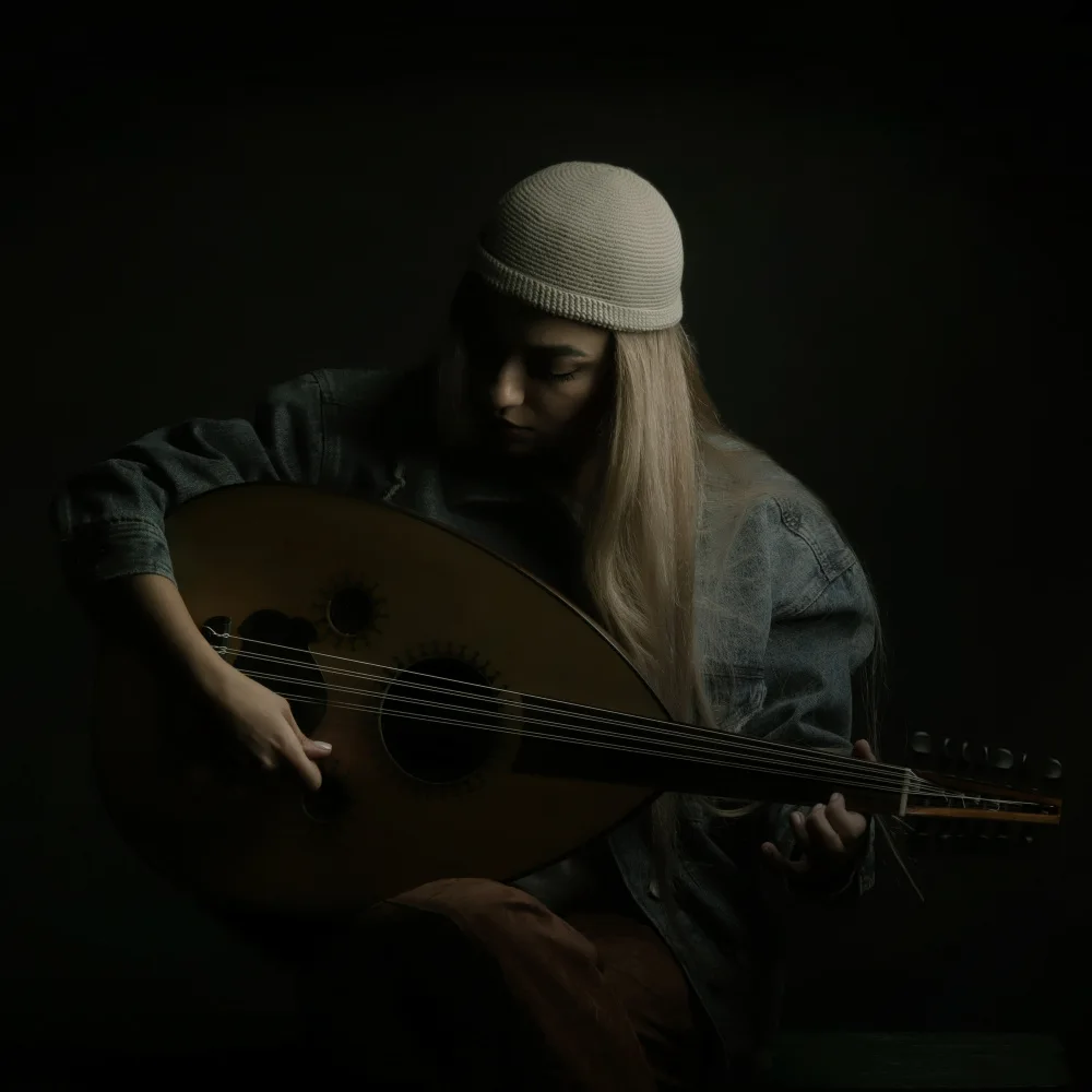 Hasheminasab, Moein: Chica músico persa