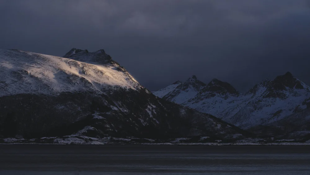 Bank, Hamed: First light on the peak